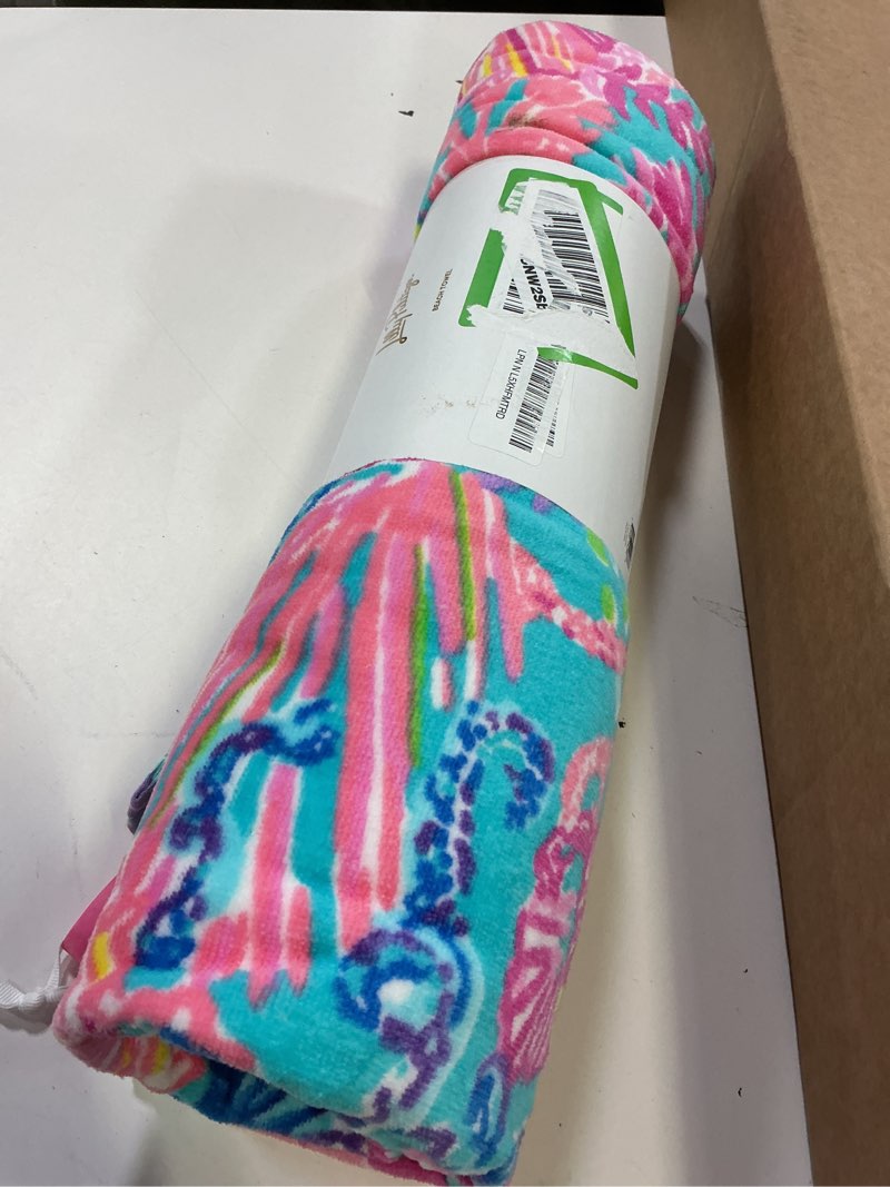 Condition photo showing Good Condition for lilly pulitzer oversized pool/beach towel, 40 x 70, large terry cloth towel for adults, splendor in the sand