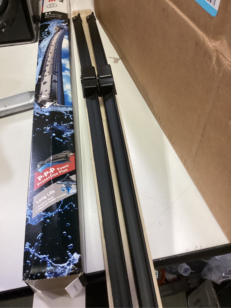 Condition photo showing Good Condition for BOSCH 3397118938 AeroTwin OE Replacement Wiper Blade Set of 2 Combo Pack - (24" & 24") Combo Pack (24" & 24") Side Lock Large