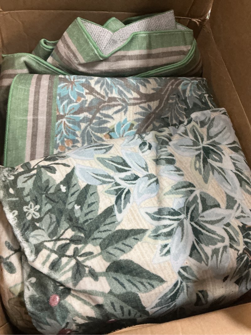 Condition photo showing Good Condition for GarveeHome Forest Rugs 8x10, Beige Green Washable 8x10 Area Rug for Living Room, Botanical Low Pile Non Slip Stain Resistance Large Carpet for Office Dining Room, Farmhouse Beige Green 8' x 10' (Rectangular)