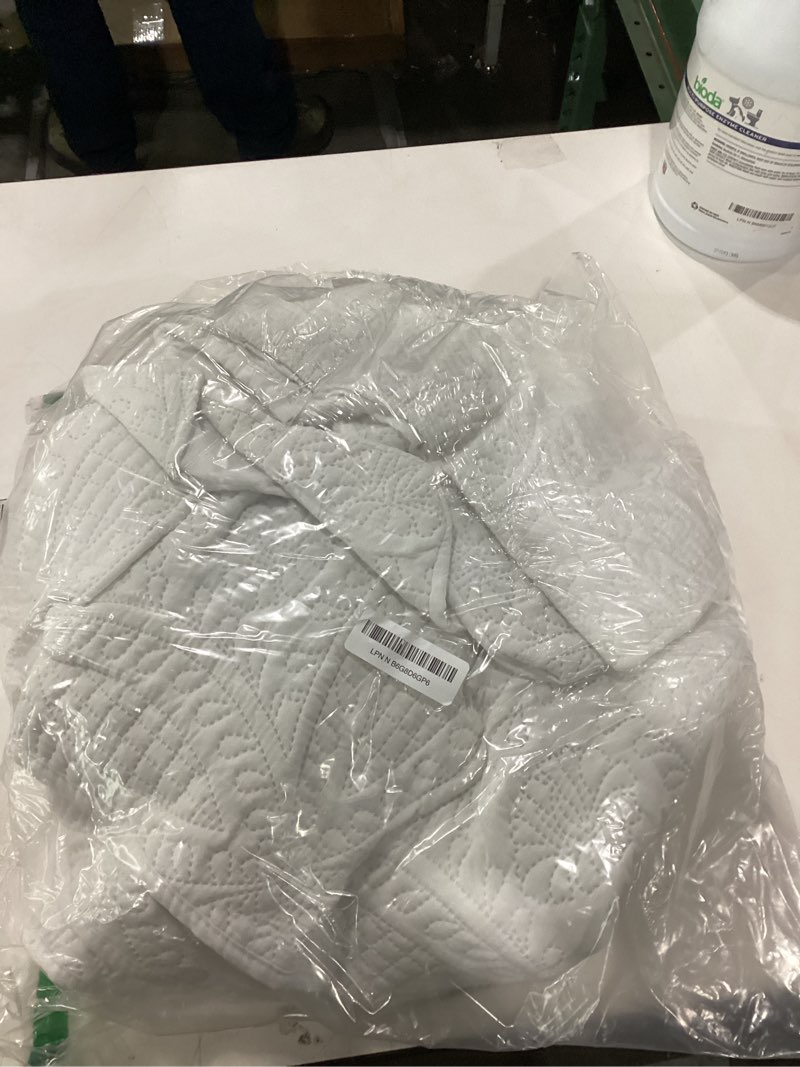 Condition photo showing Good Condition for Exclusivo Mezcla Quilts Queen Size - White Quilt Set Bedspread with 2 Pillow Shams, Modern Bedding Set with Striped Pattern, Soft Lightweight Bedspreads Queen Size for All Seasons White Queen (90"x96")