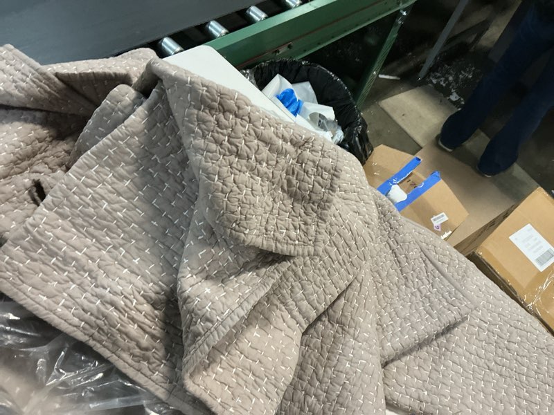 Condition photo showing Good Condition for quince organic cotton hand stirched quilt set queen size in stone