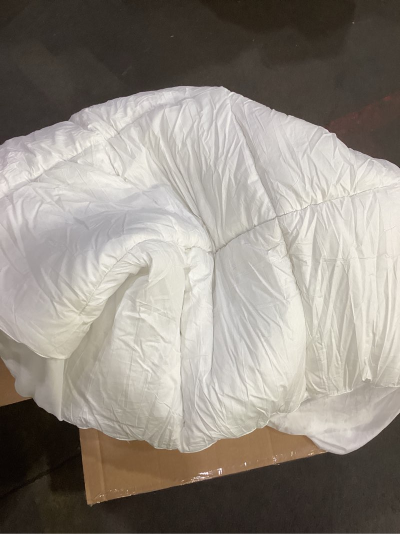 Condition photo showing Good Condition for *similar to stock photo* twin white duvet comforter