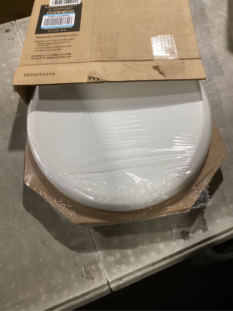 Condition photo showing New/Like New for mayfair linden slow close toilet seat, non slip heavy duty wood, easy install, round, white round traditional hinge