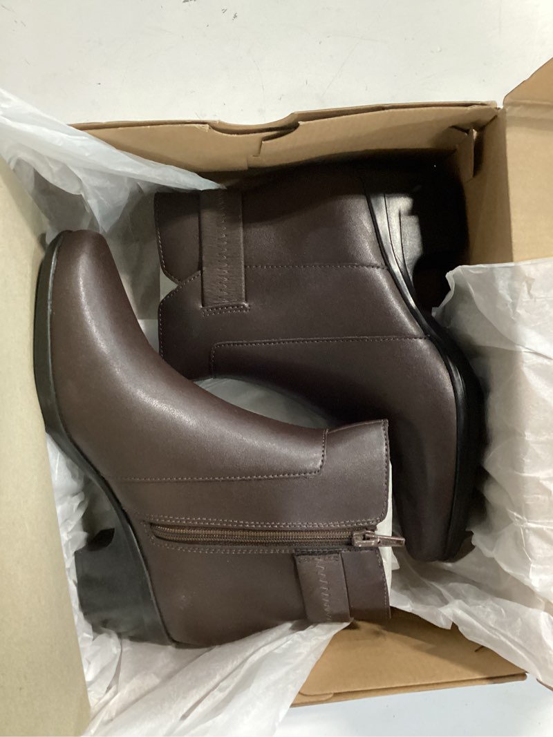 Condition photo showing New/Like New for clarks women's emily holly 6 dark brown leather