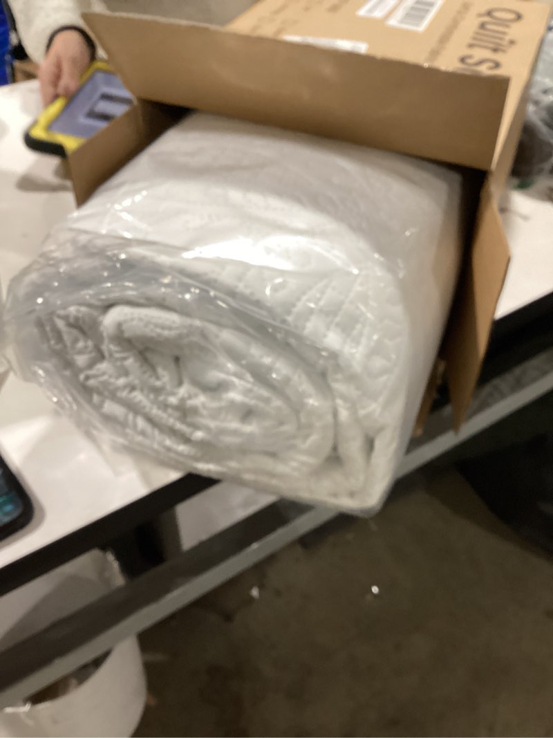 Condition photo showing Good Condition for Love's cabin California King Size Quilt Bedding Set White Bedspreads - Cal King Summer Lightweight Bedspread Comforter - Coin Pattern Coverlet for All Season - 3 Pieces (1 Quilt, 2 Pillow Shams) Cal King (118"x106") Coin Pattern White