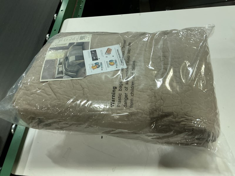 Condition photo showing New/Like New for Chezmoi Collection 3-Piece Plaid Cotton Patchwork Quilt Reversible Lightweight Bedspread Set  King Size