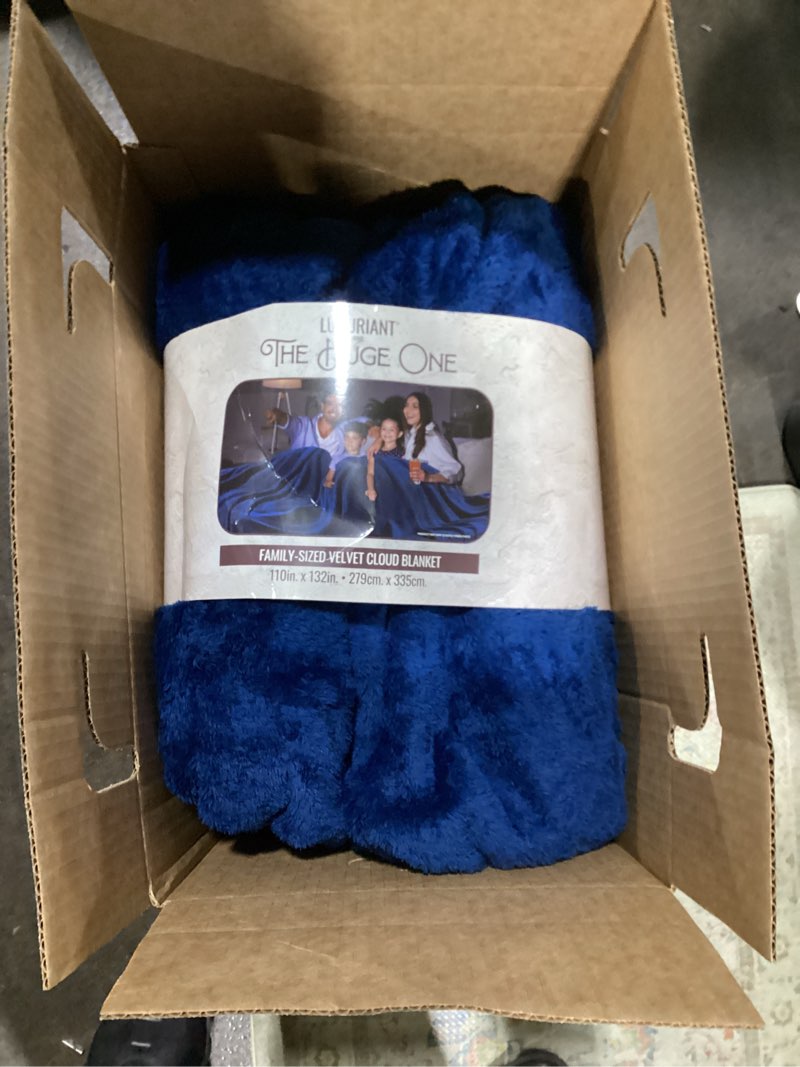 Condition photo showing New/Like New for the northwest 1gen-62800-0001-edc 110 x 132 in. navy the huge weighted throw blanket