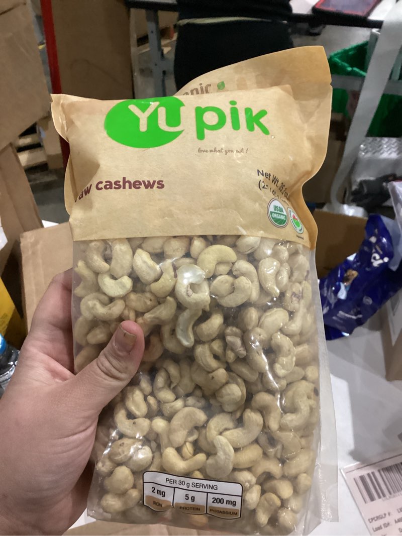 Condition photo showing New/Like New for Yupik Organic Raw Cashews, 2.2 lb (35.2 oz), Kosher, Gluten-Free, Non-GMO, Vegan, Whole Nuts, Unsalted, Unroasted, Source of Protein & Iron, Nutritious, Crunchy, Healthy Snacks, For Baking & Cooking 2.2 Pound (Pack of 1)