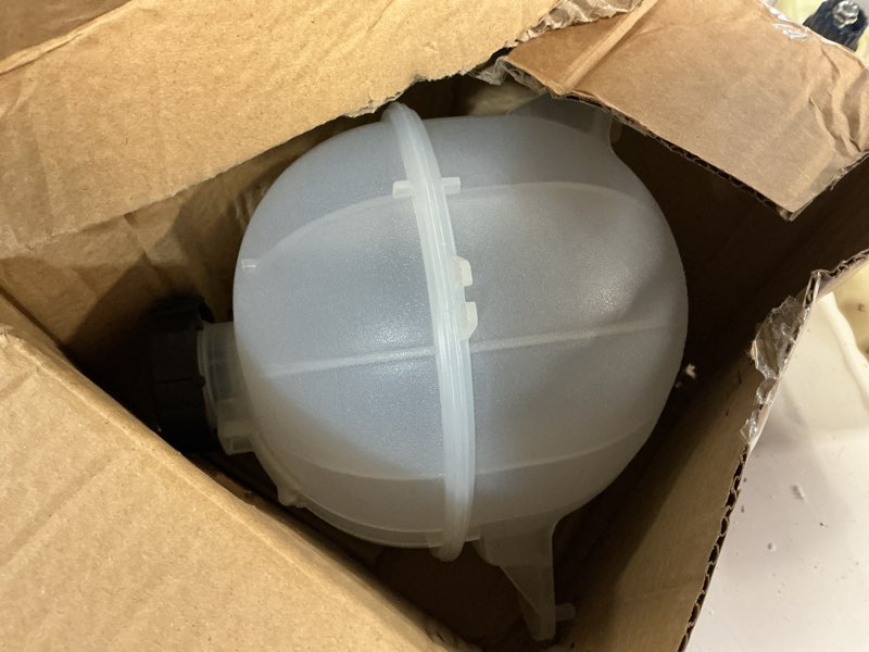 Condition photo showing New/Like New for 25431d3600 engine coolant overflow reservoir bottle/tank with cap fit for hyundai tucson 1.6l 1956cc / 2.0l 1999cc 2016-2021 replace # 25431-d3600 hy3014120