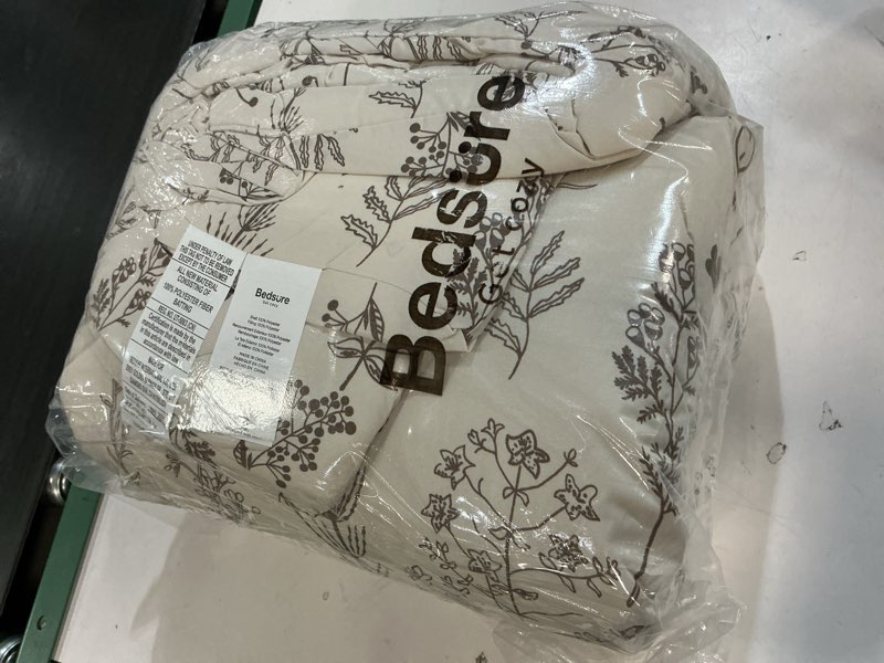 Condition photo showing New/Like New for bedsure king comforter set - beige bed set, 3 pieces cute floral bedding, 1 soft botanical flowers comforter and 2 pillow shams king 28 - beige