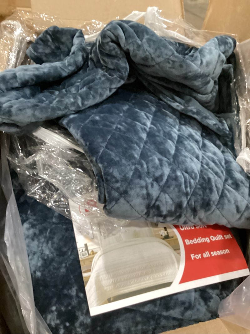 Condition photo showing Good Condition for recyco luxury velvet quilt set, california king 118'' x 106'' oversized bedspread, ultra soft velvet comforter, lightweight box stitch bedding sets for all season, with stormy blue oversized cal king (118\" x 106\") stormy blue
