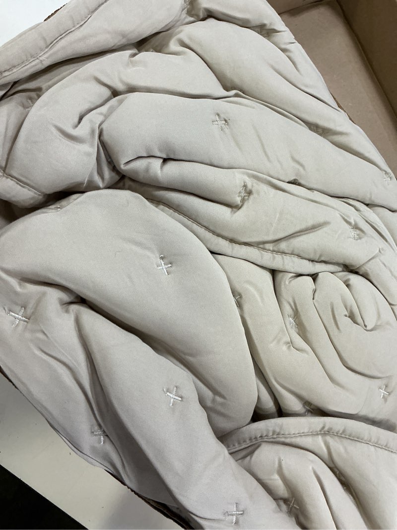 Condition photo showing Good Condition for bamboo dream quilt, twin, sand
