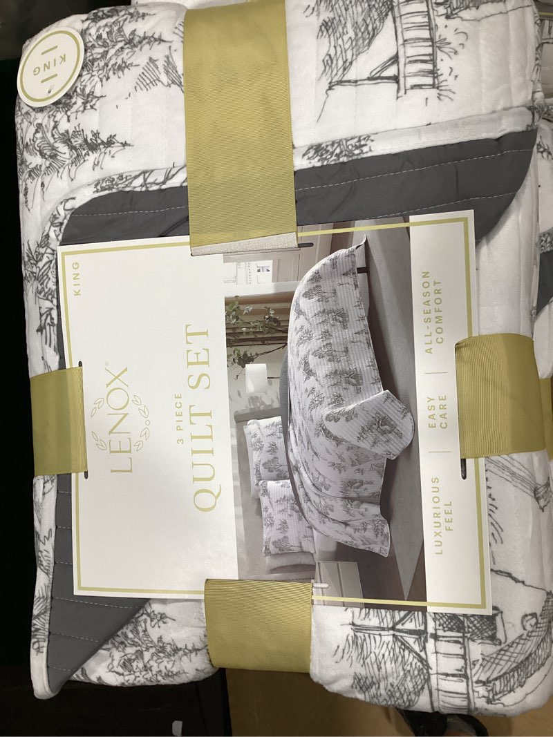 Condition photo showing New/Like New for lenox 3-piece polyester holiday patterened quilt set, king