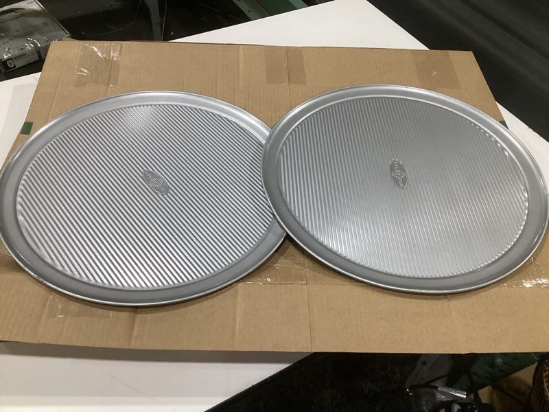 Condition photo showing Good Condition for usa pan wide rim nonstick pizza pan, 16 inch, aluminized steel 16-inch pizza pan