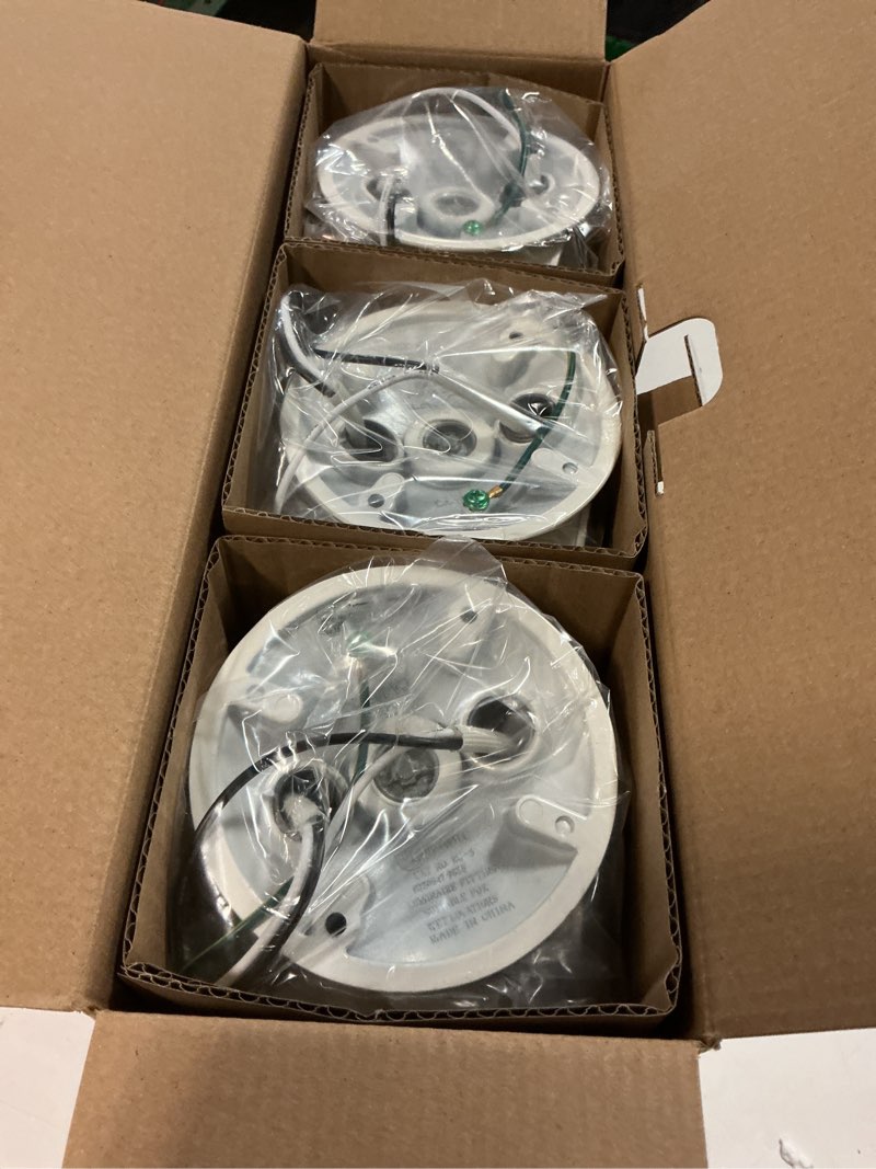 Condition photo showing Good Condition for Lithonia Lighting Outdoor Flood Light Fixture, Adjustable Twin Par Flood Light Holder, Safety and Security, 120 Volts, Uses 2 Lamps Up to 150W (Not Included), White, 6-Pack (OFTH 300PR 120 WH CP6 M4) White 6-Pack Switch On and Off