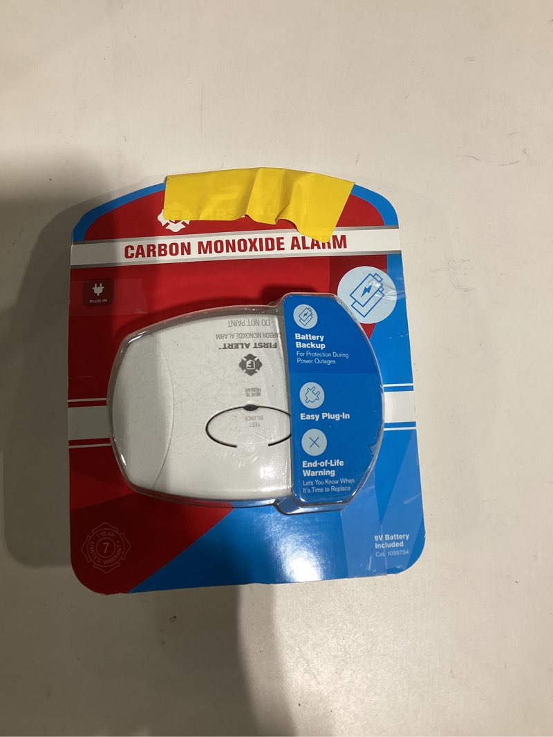 Condition photo showing Good Condition for first alert fat1039734 plug-in carbon monoxide alarm with battery backup, 8.50" x 6.75" x 2.25"