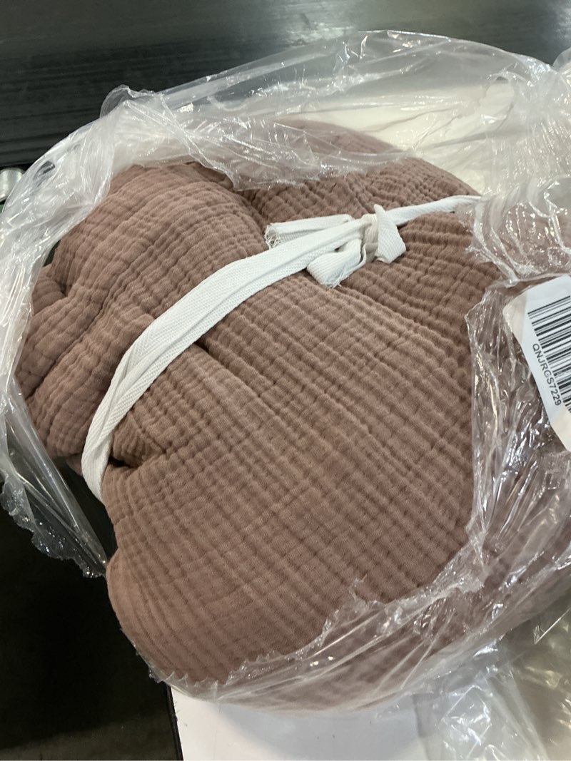 Condition photo showing As Is for organic cotton gauze dream quilt(the color is different)(unknown size)