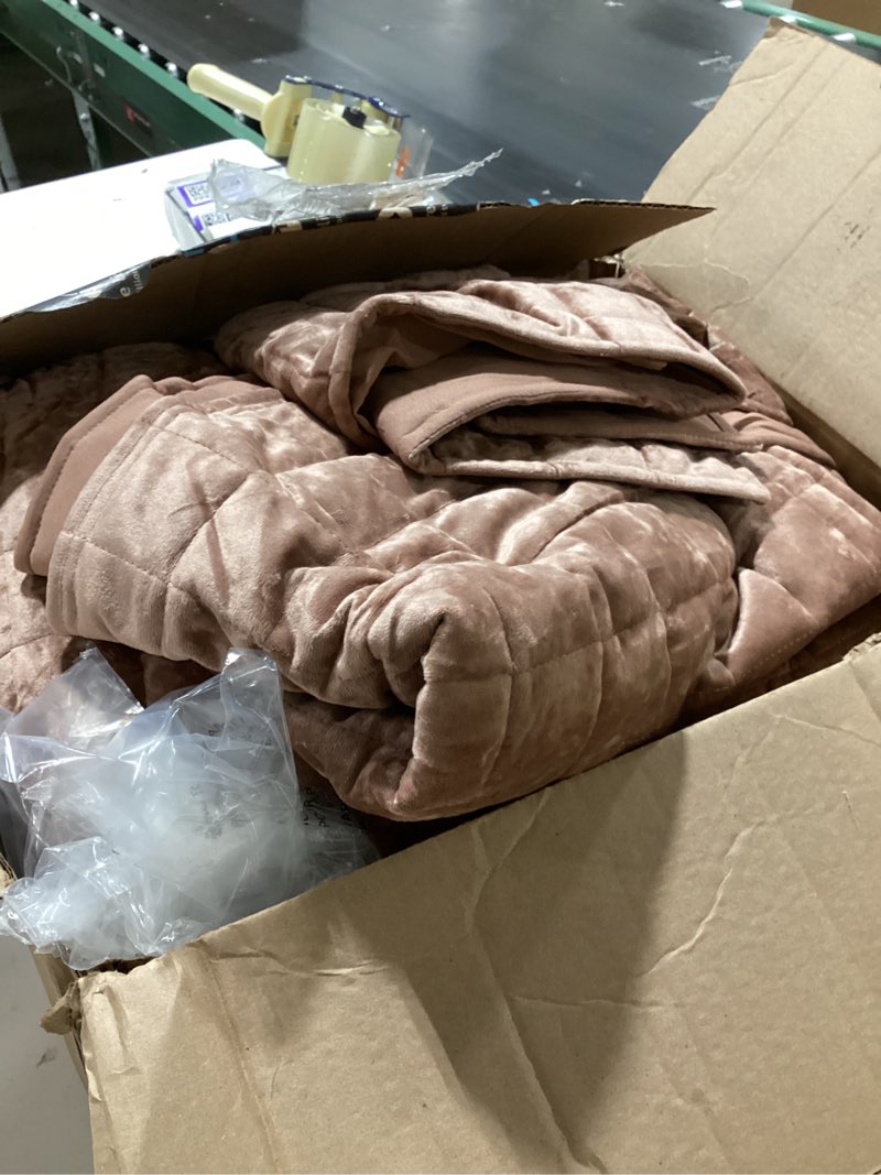 Condition photo showing As Is for HiEnd Accents Ashbury Bedding Set, Super Queen (B00QQUA11Q