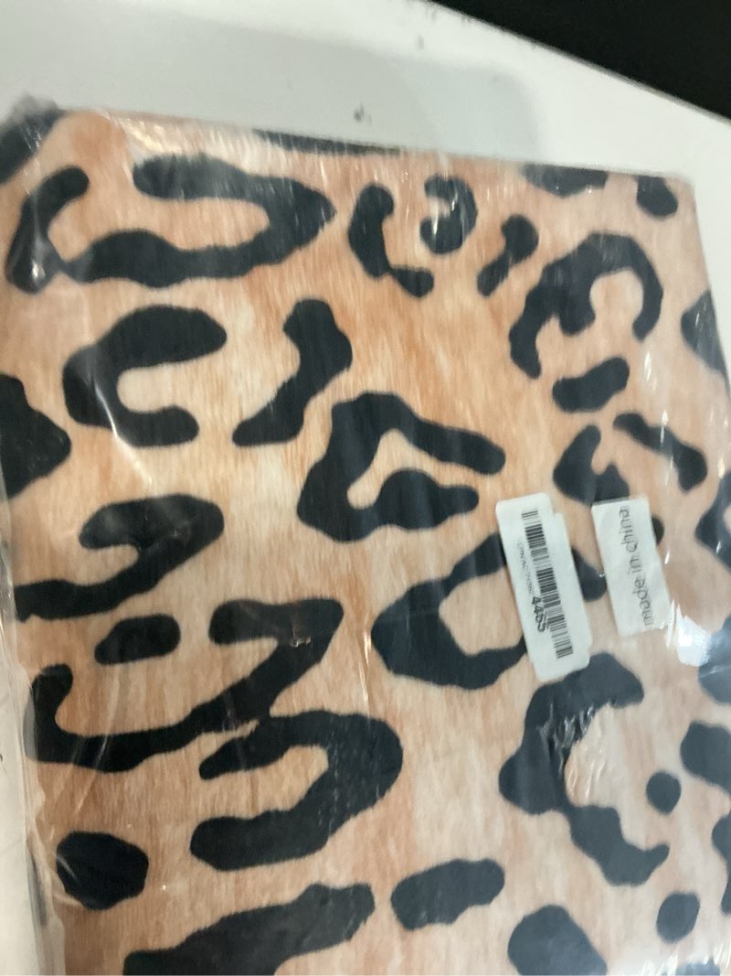 Condition photo showing New/Like New for leopard print area rug, 5x7, cheetah gold