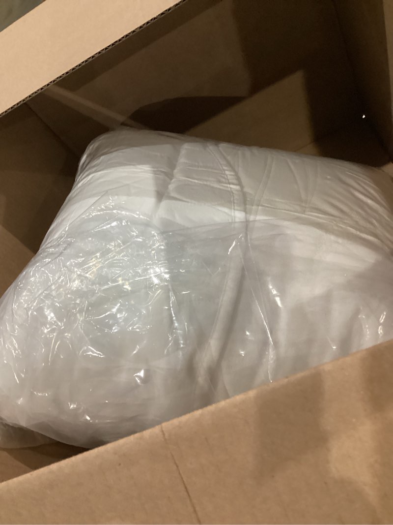 Condition photo showing Good Condition for Botanical Oversized Bedspread King Size - Leaves Pattern Stitching Quilt Set - Elegant & Fresh Style Bedding Coverlets, Reversible, Lightweight, 5 Piece, White White King/Cal King(120"x118")