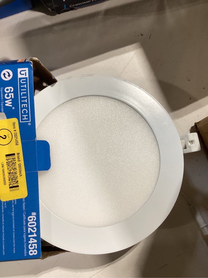 Condition photo showing Good Condition for utilitech white 6-in 850 -lumens switchable white round dimmable led canless wet rated recessed downlight