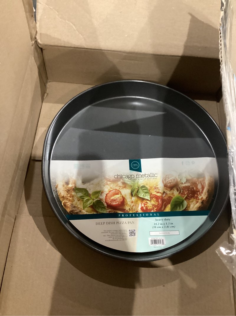 Condition photo showing Good Condition for chicago metallic professional 14.25-inch non-stick deep dish pizza pan