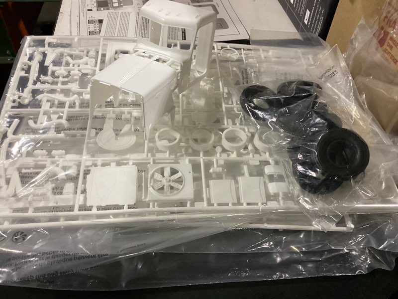 Condition photo showing Good Condition for revell 85-2627 peterbilt 359 1:25 scale 302-piece skill level 5 model car building kit