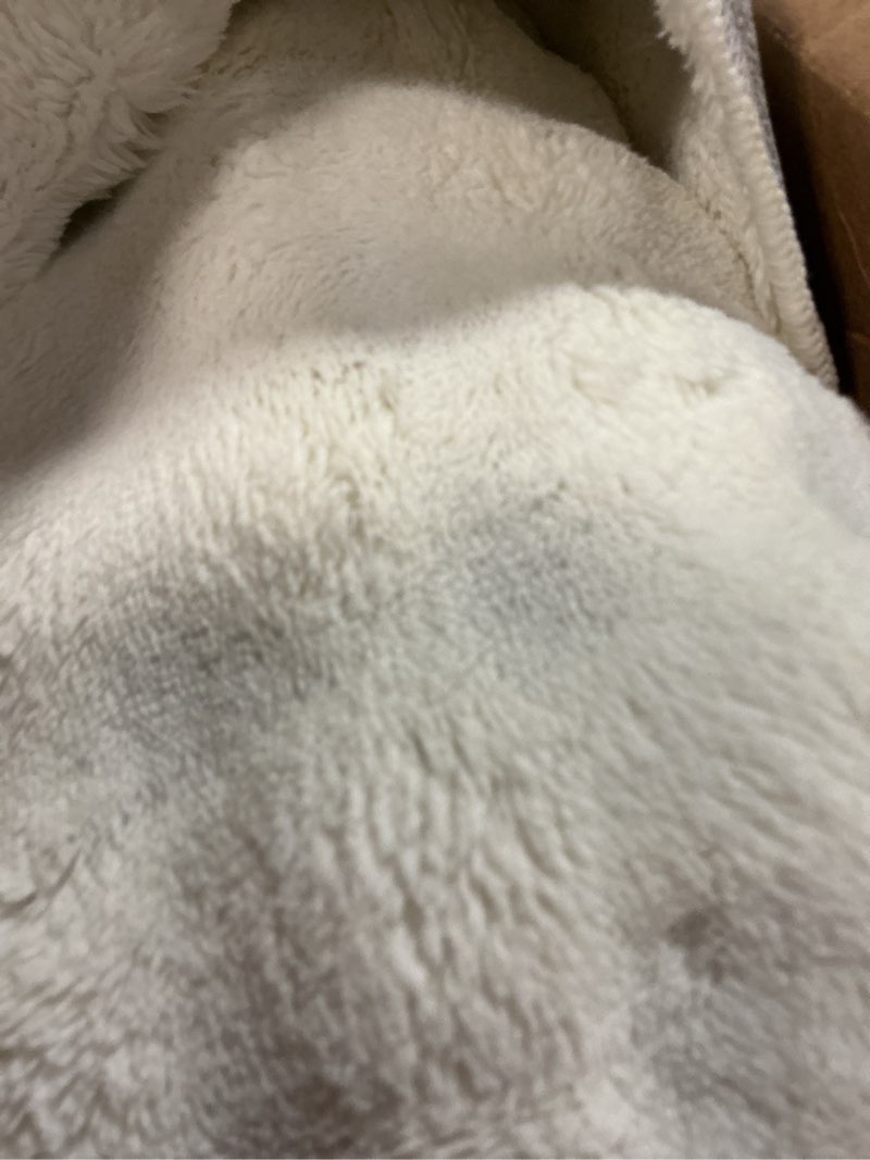 Condition photo showing Good Condition for Bedsure 6x9 Fluffy Area Rugs for Living Room, Machine Washable Rugs, Non-Slip Backing, Non-Shedding, Pet Friendly Throw Rug for Bedroom Dining Room, Coconut White 6'x9' 01 - Coconut White