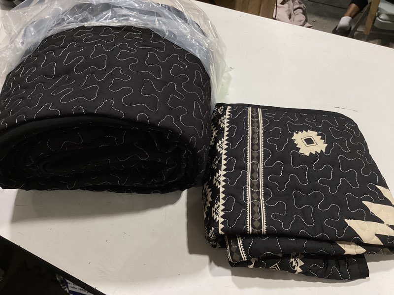 Condition photo showing Good Condition for wake in cloud - western quilt set, southwestern aztec country tribal native american rustic ranch, reversible lightweight bedspread coverlet, 3 pieces, black brown, king size king black brown