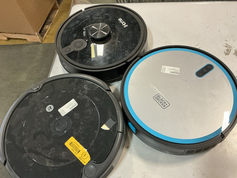 Assortment of round vacuum cleaner various pieces 