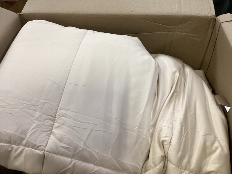 Condition photo showing Good Condition for Bedsure Comforter Duvet Insert - Quilted Comforters Oversize Queen Size, All Season Duvet, GentleSoft™ Down Alternative Bedding, with 8 Tabs, Gifts for Women/Men, Beige, Oversize Queen 98 x 98 Inches Beige Oversize Queen