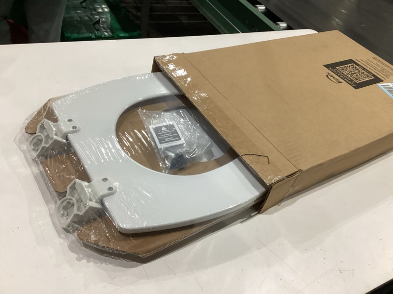 Condition photo showing New/Like New for bemis 1500ec 390 lift-off wood elongated toilet seat, cotton white (pack of 1)