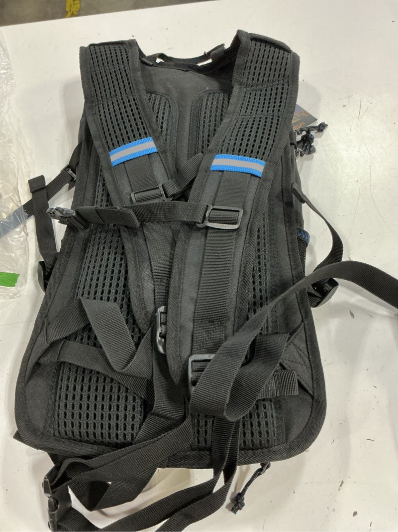 Condition photo showing Good Condition for everfun hydration backpack 18l with water bladder 2l/3l hiking water backpack women men hydration pack insulated lightweight day hydropack with storage for hiking, biking, running, festival black 3l bladder