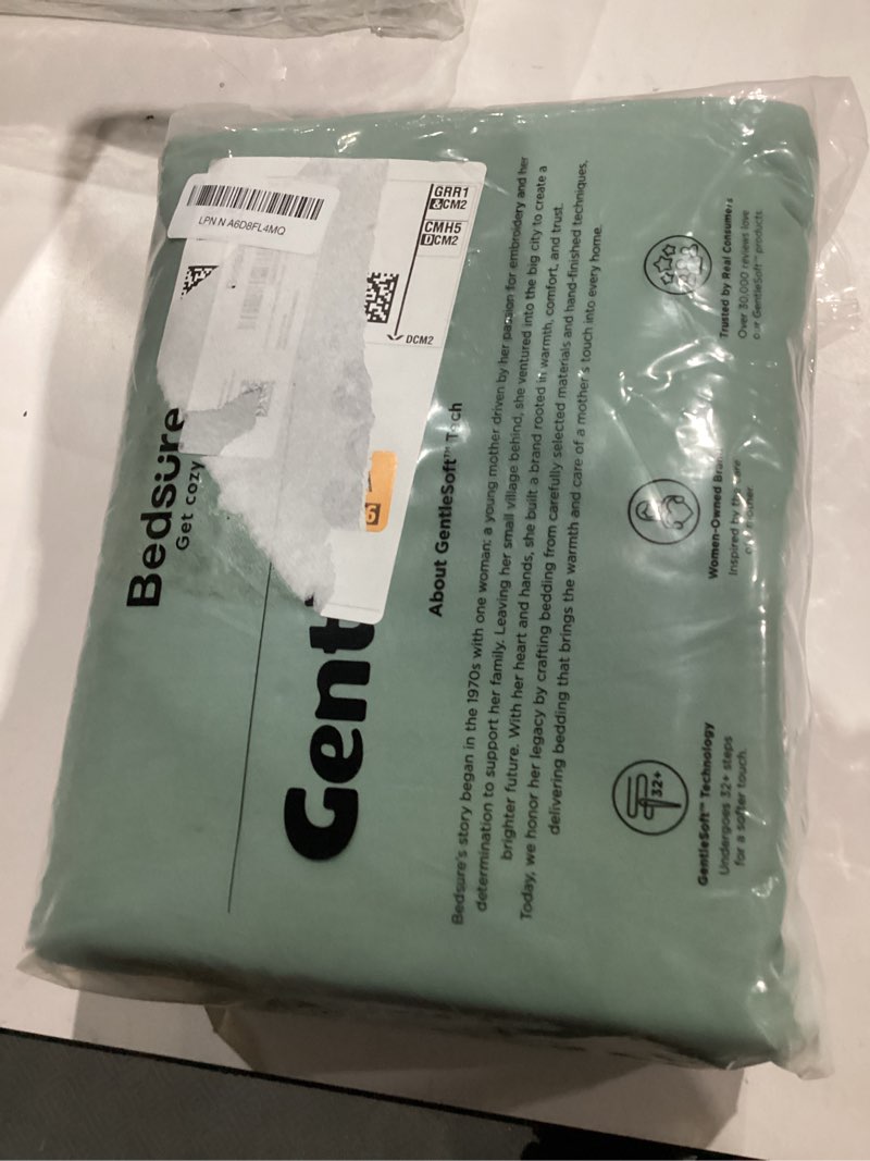 Condition photo showing Good Condition for Bedsure Sage Green California King Duvet Cover - Prewashed Cotton-Like Extra Soft Bedding Set, Includes 1 Cal King Duvet Cover 104x98 Inches with Zipper Closure & 2 Pillow Shams, No Comforter 03 - Sage Green (No Comforter) California King (104" x 98")