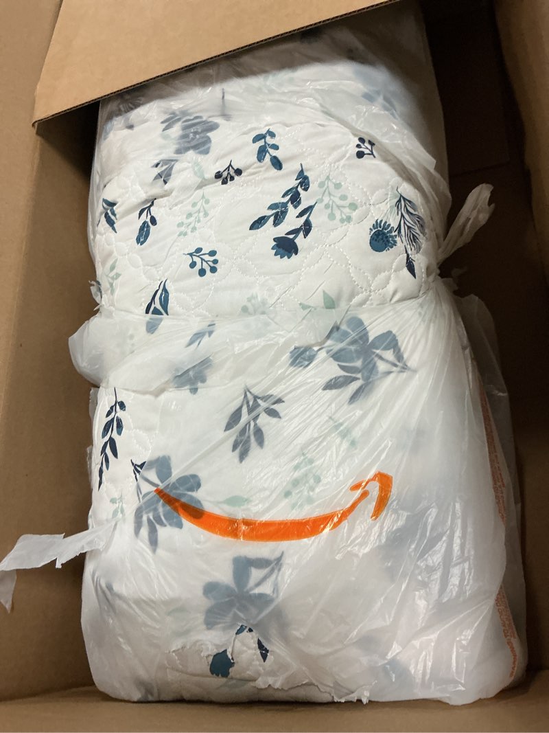 Condition photo showing Good Condition for Bedsure Floral Quilt King Size - Reversible Blue & White Quilt Bedding, Daisy Design Bedspread Microfiber Lightweight Coverlet for All Seasons (106"x96") 09 - Daisy King / Cal King