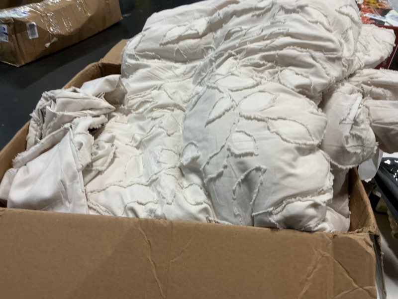 Condition photo showing Good Condition for Whale Flotilla 3-Piece Tufted King Size Comforter Set, Soft Fluffy Shabby Chic Comforter for All Seasons, Farmhouse Boho Duvet Bedding Sets with 2 Pillow Shams king Beige (similar). 