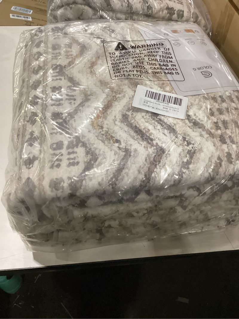 Condition photo showing New/Like New for color&geometry thin indoor door mat with non slip tpe backing, 32"x48", low profile front door mat, washable entry rugs mats for inside entryway, hallway, easy to clean, oatmeal stitch geometric-beige and camel 2'8" x 4' (rectangular)