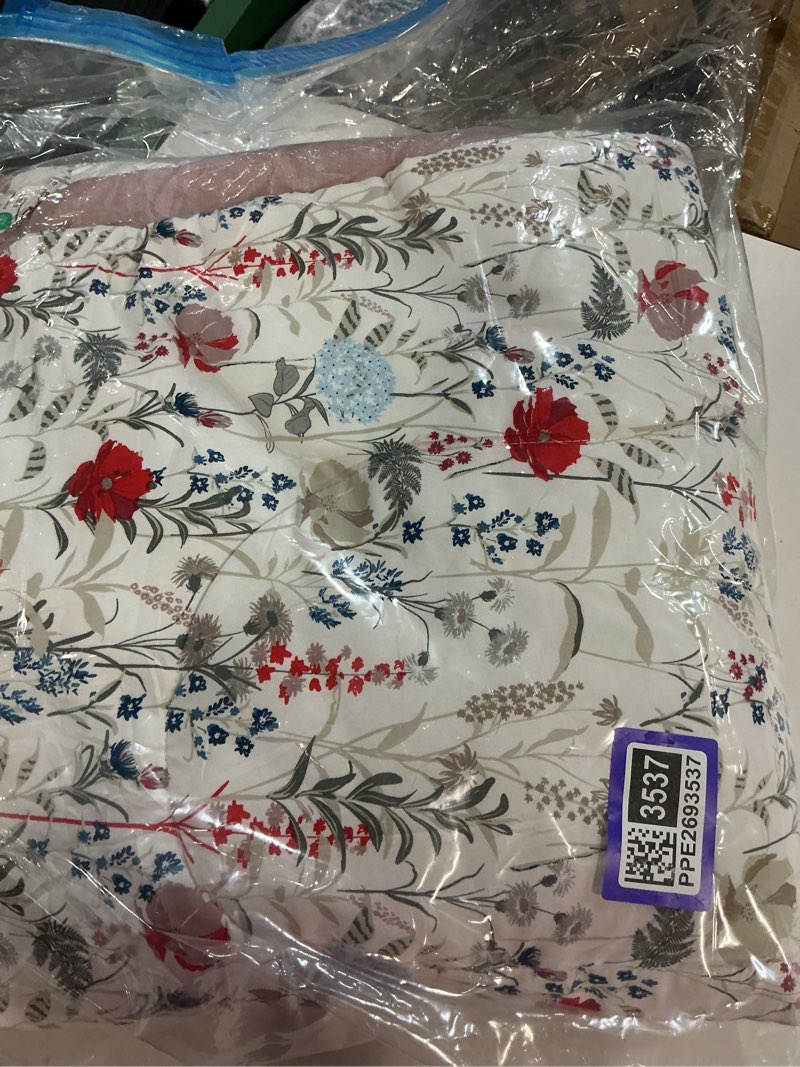 Condition photo showing Good Condition for Amazon Basics Full/Queen Size Comforter Sets, Ultra-Soft Lightweight Microfiber Reversible 3-Piece Bedding, Pink Floral Pink Floral Full/Queen