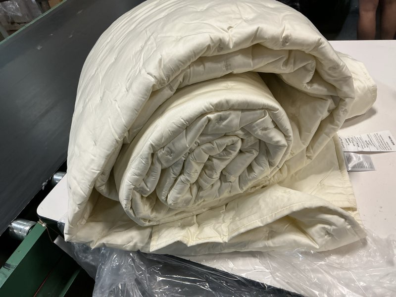 Condition photo showing Good Condition for quince european linen dream quilt size/king