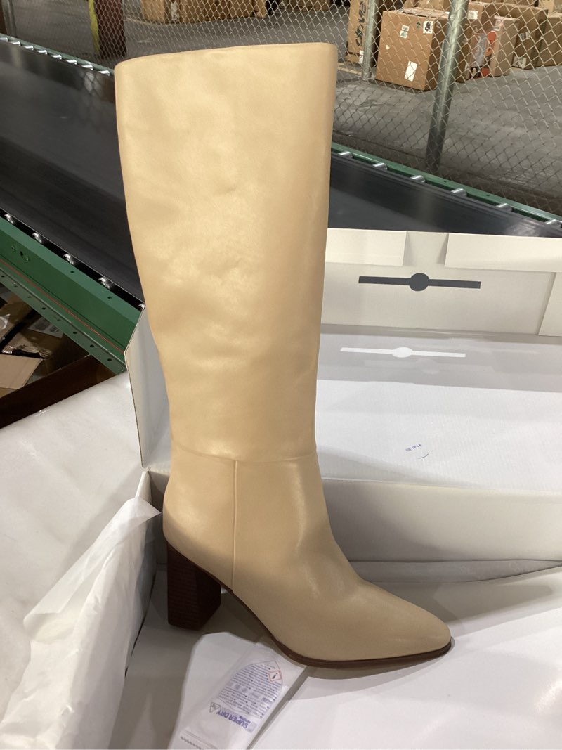 Condition photo showing New/Like New for Calvin Klein womens Dawna 9.5 Light Natural Leather 110