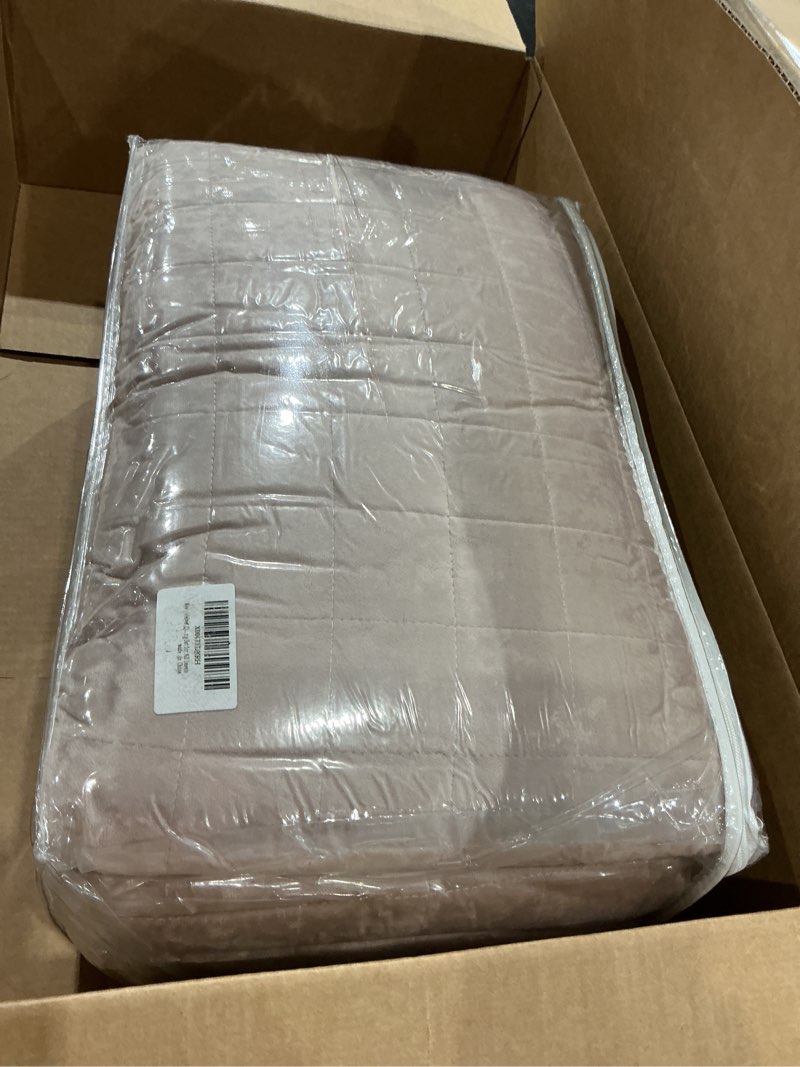 Condition photo showing Good Condition for leaonme velvet quilt oversized california king-120''x120'', lightweight dusty pink comforter set with 2 pillow shams, oversized bedspread coverlet quilted bedding set for all season dusty pink-square oversized california king (120''x120'')