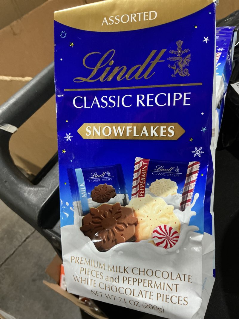 Lindt classic recipe snowflakes pepperment,milk chocolate