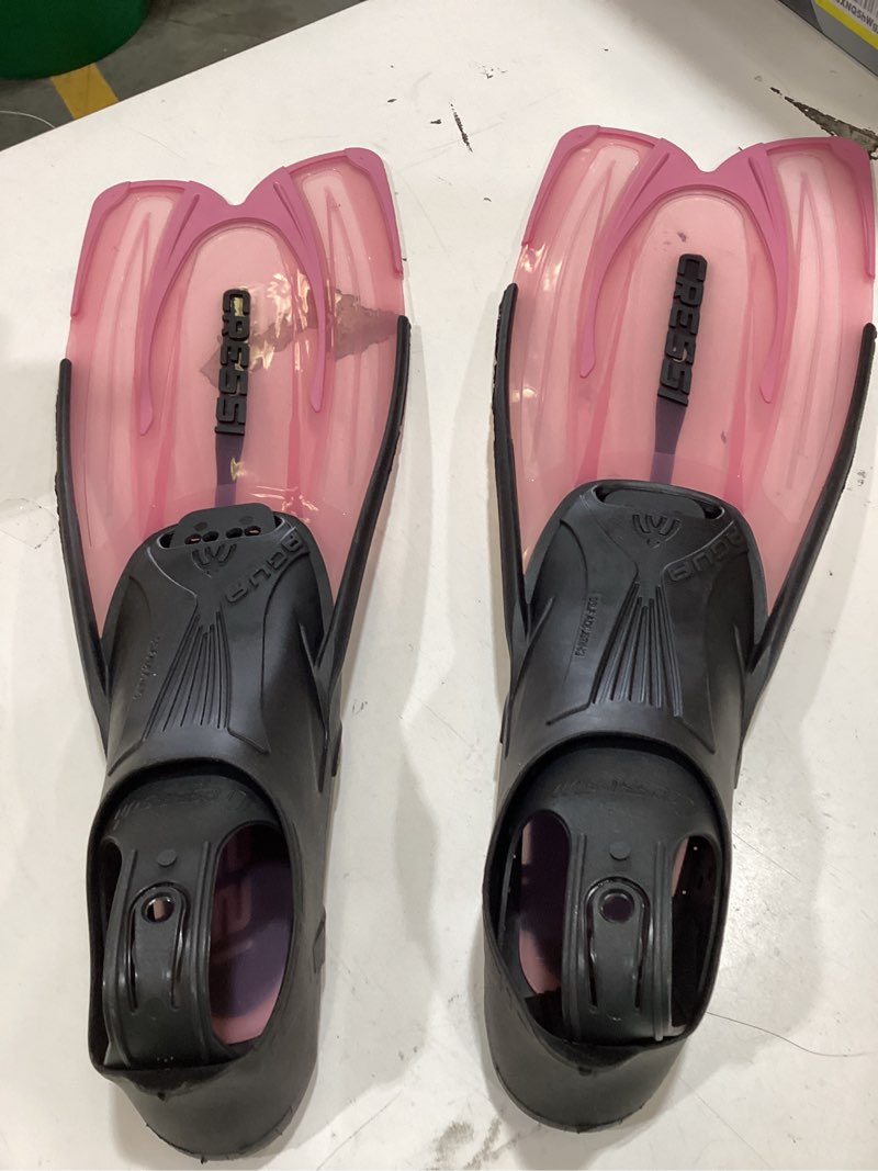 Condition photo showing Good Condition for cressi adult snorkeling fins with self-adjustable comfortable full foot pocket - perfect for traveling - agua: made in italy pink eu 39/40