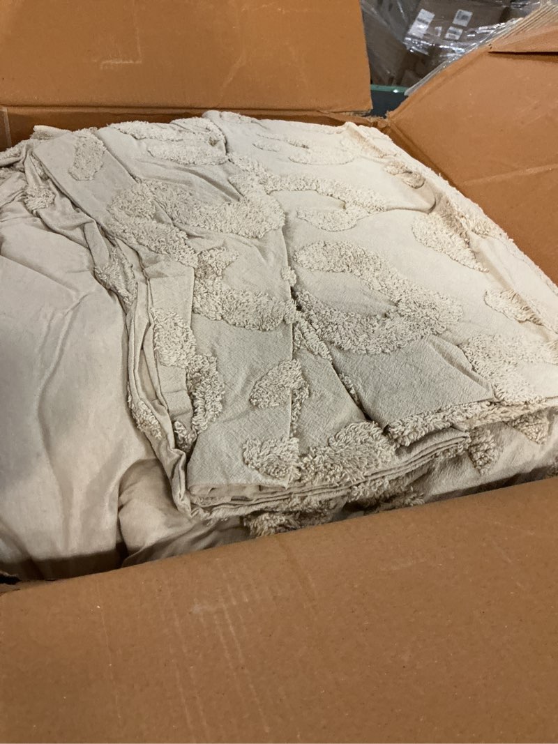 Condition photo showing Good Condition for peri home 100% cotton 3-piece comforter and sham set, linen chenille leopard, king