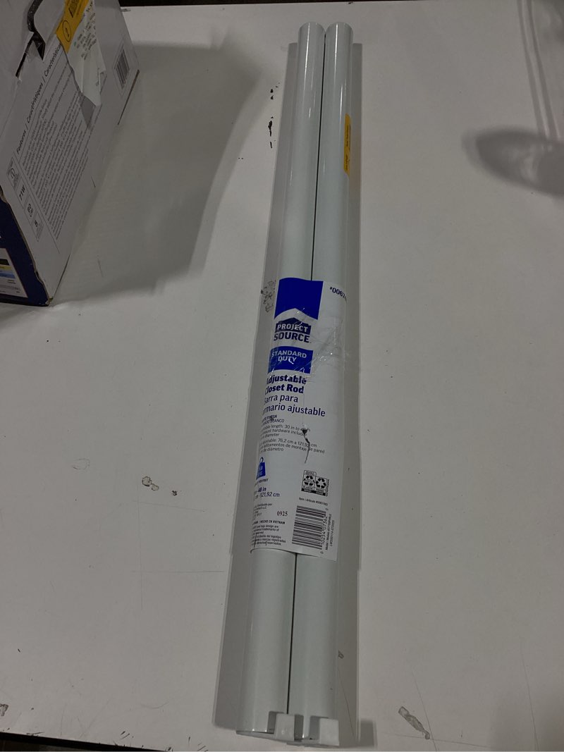 Condition photo showing Good Condition for adjustable closet rod
