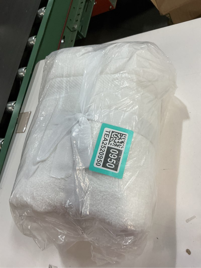 Condition photo showing New/Like New for Truly Soft Everyday Zero Twist 6 Piece White Towel Set