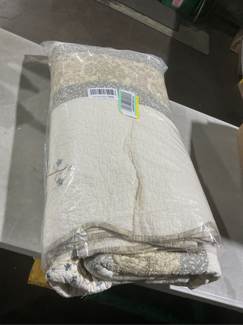 Condition photo showing Good Condition for vctops elegant embroidered quilt set farmhouse patchwork reversible bedspread coverlet 3 piece cotton quilted bedding set for all season, 1 quilt + 2 pillow sham (119x117 in) 119"x117"