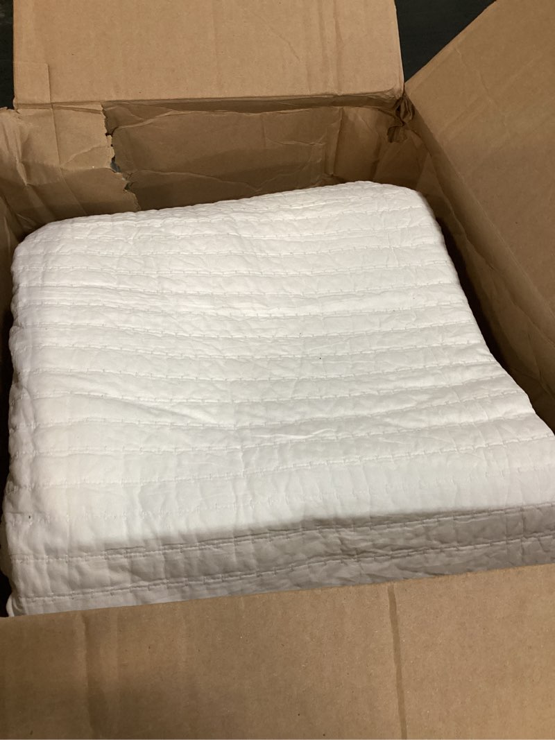 Condition photo showing Good Condition for wdcozy white oversized king quilt set, california cal king rustic bedspread, lightweight soft farmhouse coverlet, spring summer thin comforter, 3 pieces, 2 pillow shams, 116x106 inches white with white stitching california king