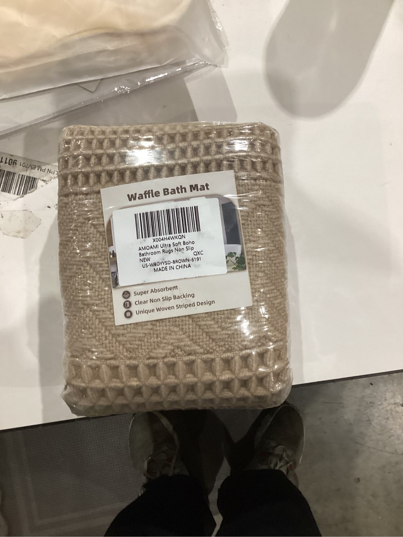 Condition photo showing New/Like New for AMOAMI Waffle Bath-Mat, Super Absorbent Bath Mats for Bathroom, Boho Bathroom Rugs Non Slip Washable, Ultra Soft Bath Mat with Tassels Bath Rugs for Floor Mat, 24" X 36" Brown 24"x36" Brwon