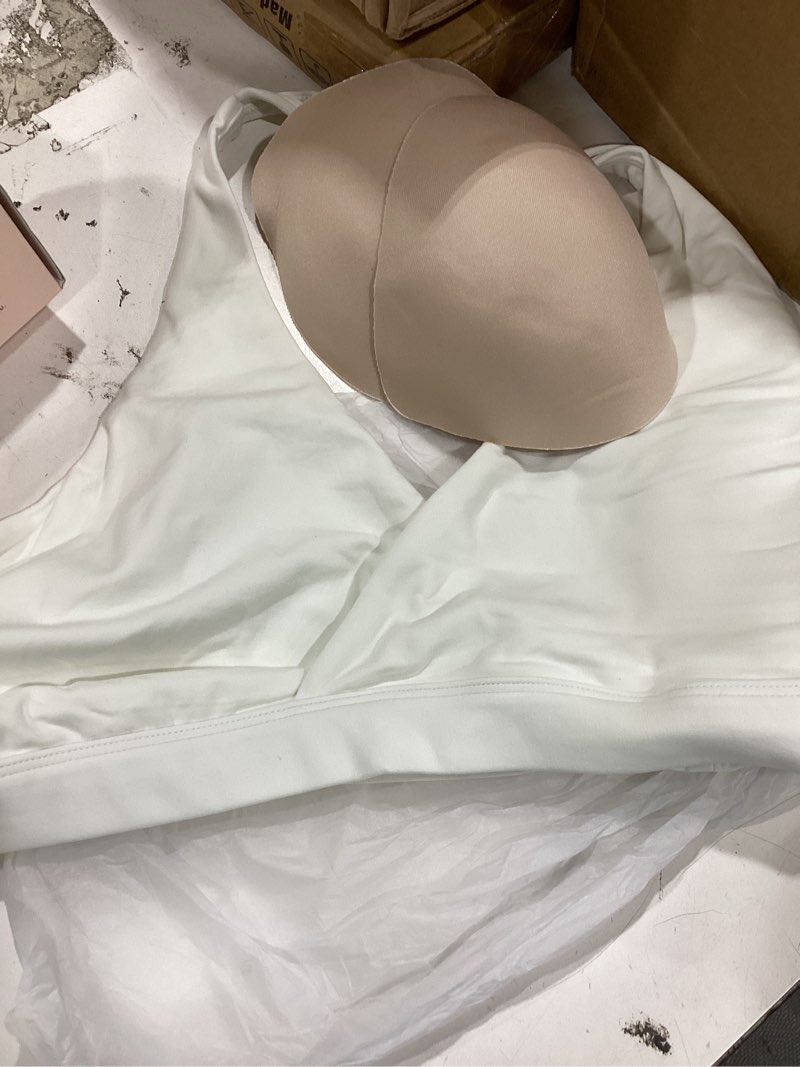 Condition photo showing Good Condition for yeoreo luxflow cross over workout halter sports bra for women backless gym bra padded white x-large